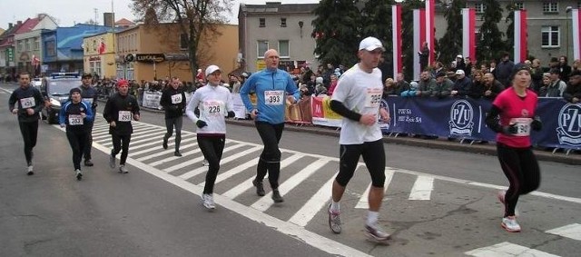 Wśród zawodników pokonujących dystans mili i 10 km znalazły sie gwiazy polskiego sportu, ale także osoby, które od lat 11 listopada biegają ulicami Goleniowa