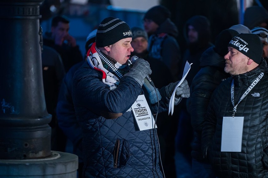 Kibice Sandecji Nowy Sącz chcą nowoczesnego stadionu i manifestowali przed sądeckim ratuszem [ZDJĘCIA, WIDEO]