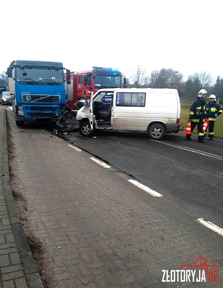 Wypadek w pobliżu A4. Kobieta prowadząca busa wjechała prosto pod tira (ZDJĘCIA)