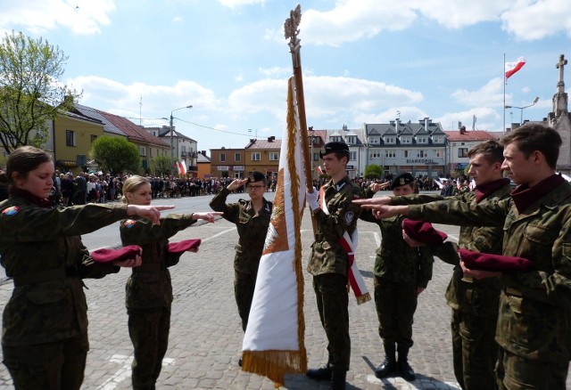 Ślubowanie na szkolny sztandar wyróżnionych uczniów klas mundurowych z Liceum Ogólnokształcącego imienia księdza kardynała Stefana Wyszyńskiego