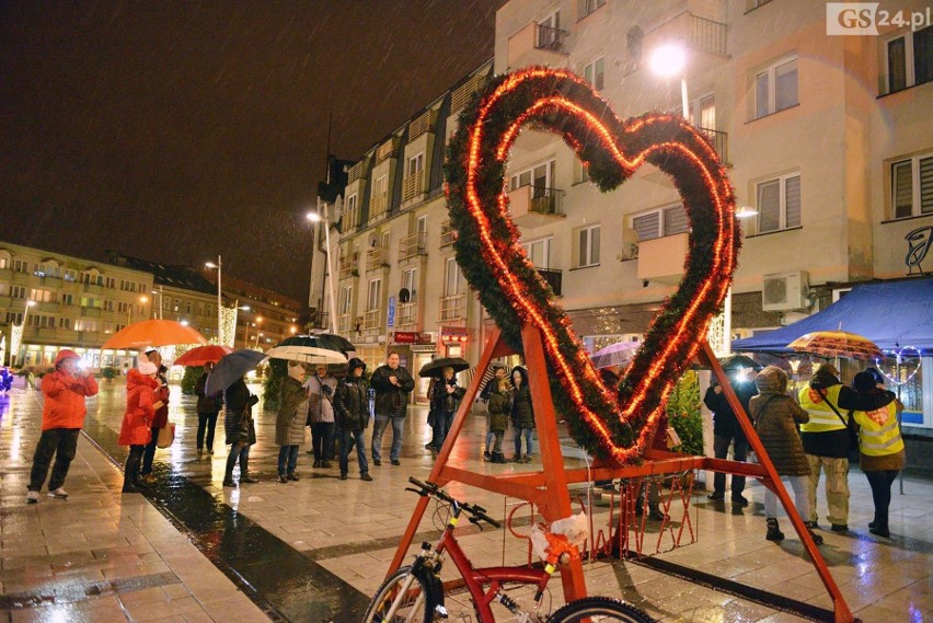 WOŚP 2019 w Świnoujściu. Już rozświetlili wielkie serce na Placu Wolności [WIDEO, ZDJĘCIA]