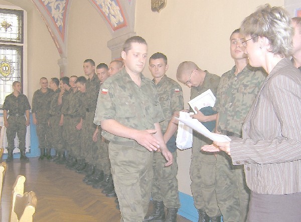 Pamiątkowy adres oraz upominek szer. Patryk  Grajewski otrzymuje z rąk wiceprezydent  Małgorzaty Malinowskiej. Takie drobiazgi  przygotowano dla wszystkich saperów, który  pracowali w grudziądzkim parku.