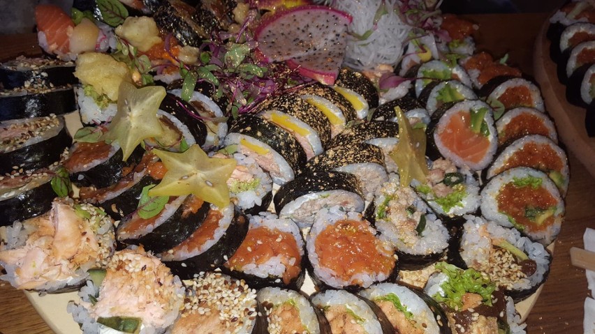 Sushi lubimy spolszczone, czyli z serkiem i awokado. Czym różni się od tradycyjnego?