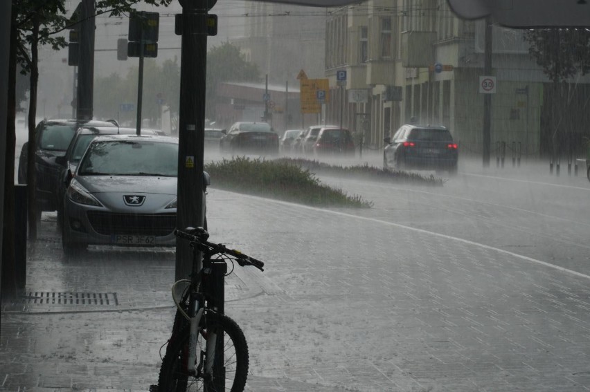 Piątkowa burza w Poznaniu przyniosła zalania i powalone...