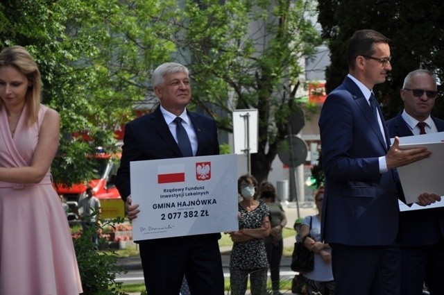 Premier Mateusz Morawiecki podczas wizyty w Hajnówce wręczył...