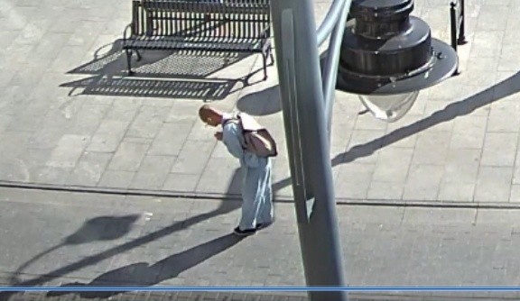 Tajemniczy "mnich" na ulicy Piotrkowskiej. Co trzy kroki klękał i... dotykał czołem ziemi! Zobacz FILM