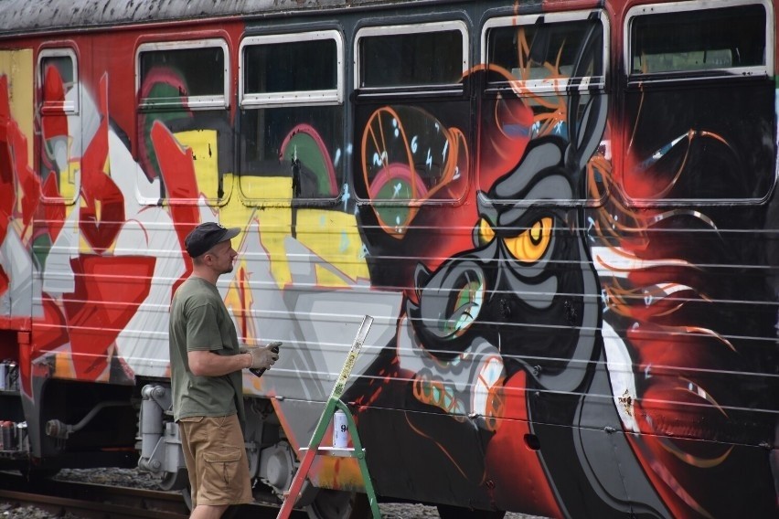 Najlepsi grafficiarze pomalowali pociąg na Pleszew Wąsk....