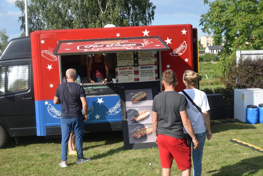 Food trucki w Lipsku. Nad zalewem przy ulicy Turystycznej oferowano dania z wielu stron świata