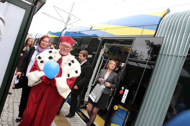 Przejazd władz UMK nowym tramwajemSwing jeździ po Toruniu