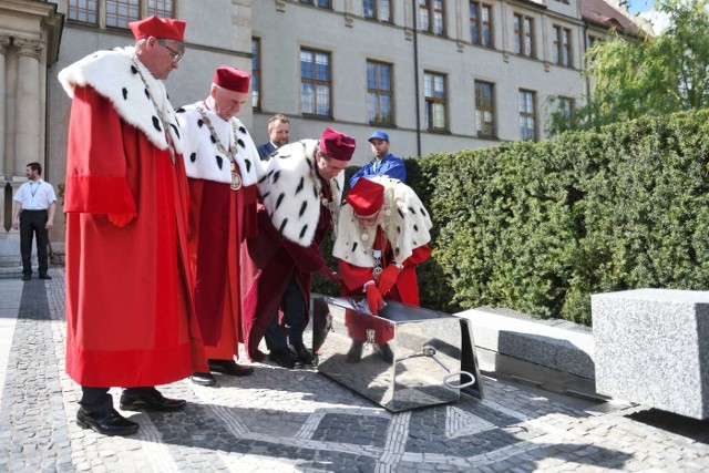 Kapsuła zostanie ponownie otwarta za 100 lat.