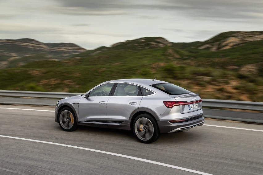 Audi e-tron Sportback łączy moc przestronnego SUV-a z...