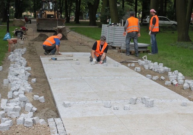 W piątek rozpoczęły się prace przy przebudowie parku Kościuszki. Alejki będą przebudowane, by piesi mogli spacerować bez przeszkód.