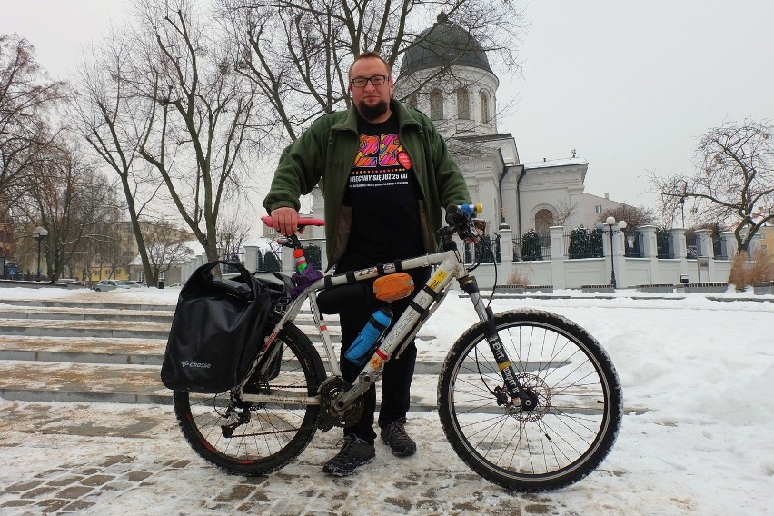 Mimo śniegu i mrozu Marcin Wróbel nie rezygnuje z roweru....