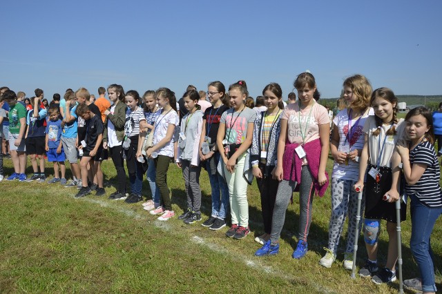 Czwartek, 11 maja. Młodzież z pińczowskich szkół pojawiła się na terenie lokalnego aeroklubu.