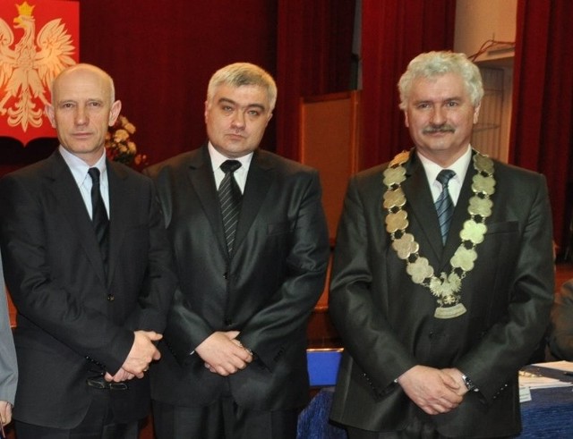 Na zdjęciu od lewej: burmistrz Jarosław Tkaczyński, sekretarz gminy Krzysztof Pietrzyński, przewodniczący rady miejskiej Bogusław Łazik.