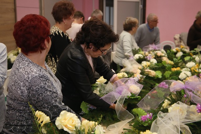 W ramach Klubu Seniora w Ożarowie odbyły się już zajęcia florystyczne. Oprócz tego pomoc w przełamywaniu trosk życia codziennego otrzyma także 230 osób z całego powiatu. 