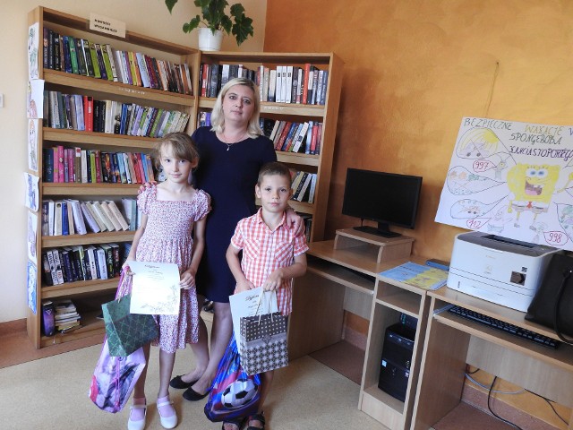 Dyrektorka biblioteki Danuta Balasińska gratulowała Kacprowi i Amelce zwycięstwa w konkursie plastycznym.
