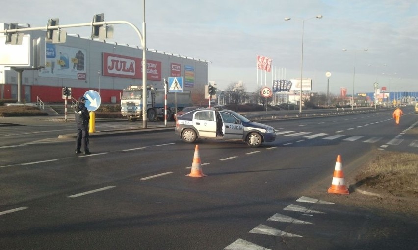 Bielany Wrocławskie: Wypadek i zablokowana droga przy Tesco. To był policyjny pościg [FILM, ZDJĘCIA]