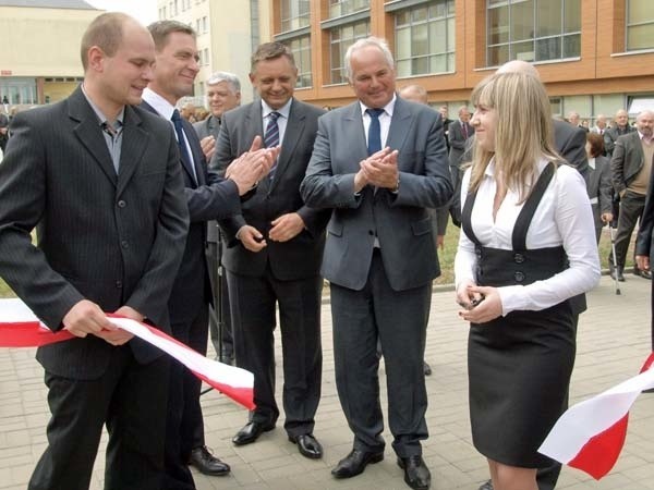 Przecięcie symbolicznej wstęgi otwierającej kampus rektor powierzył studentom.