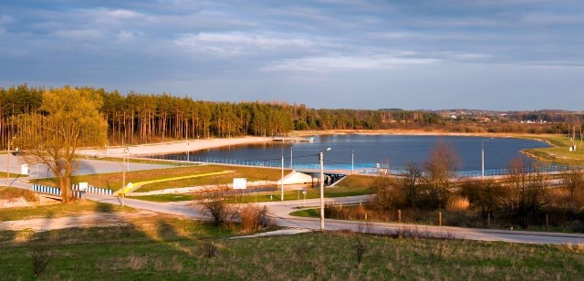 Urokliwe otoczenie zalewu w Morawicy stanie się jeszcze bardziej przyjazne dla plażowiczów i turystów. Będzie też miejscem dla lubiących odpoczywać aktywnie.