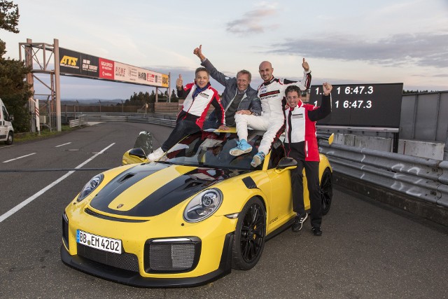 Porsche 911 GT2 RSPorsche 911 GT2 RS ustanowiło nowy rekord świata wśród dopuszczonych do ruchu aut sportowych – liczącą 20,6 km długości Północną Pętlę toru Nürburgring pokonało w czasie 6 minut i 47,3 sekundy.Fot. Porsche