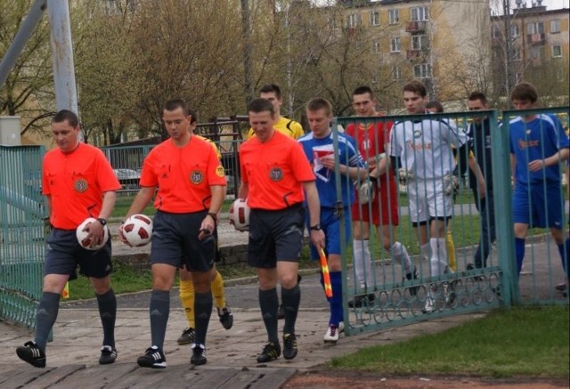 Stal Mielec - Stal PoniatowaW pojedynku III ligi Stal Mielec (niebieskie stroje) zremisowala ze Stalą Poniatowa 0-0.