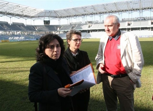 Mirosław Malinowski prezentuje kielecki stadion gościom z San Marino - Milenie Biondi (z lewej) i Marinie Busignani.