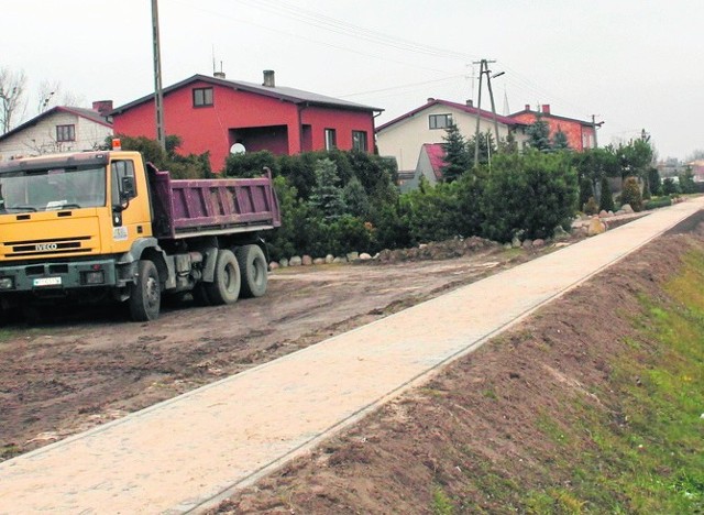Dzięki nowemu chodnikowi zbudowanemu wzdłuż ulicy Opoczyńskiej poprawi się bezpieczeństwo pieszych i kierowców.