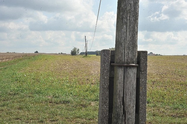 Przyjechali z nowym słupem, żeby naprawić problem