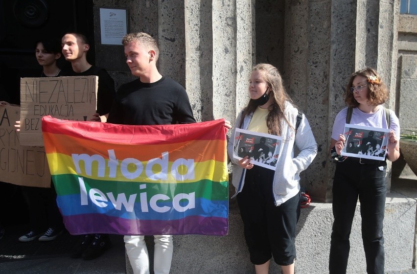 Protest przeciwko Ministrowi Czarnkowi pod II Liceum...