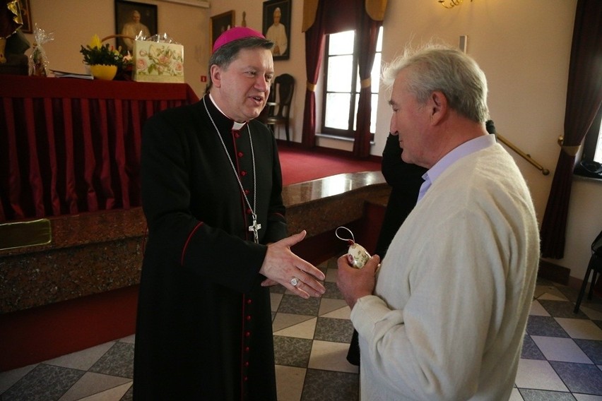 Wrocławianie złożyli życzenia arcybiskupowi. Dostali strusią pisankę (ZDJĘCIA)
