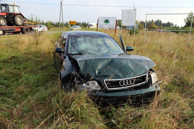 Audi po zderzeniu wpadło do rowu