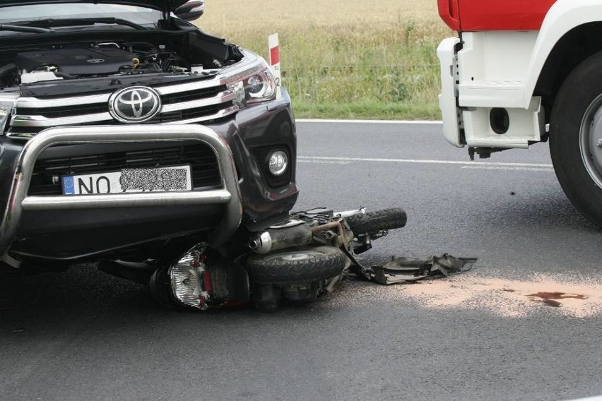 Śmiertelny wypadek w Wilczycach. Nie żyje motorowerzysta [ZDJĘCIA, FILM]