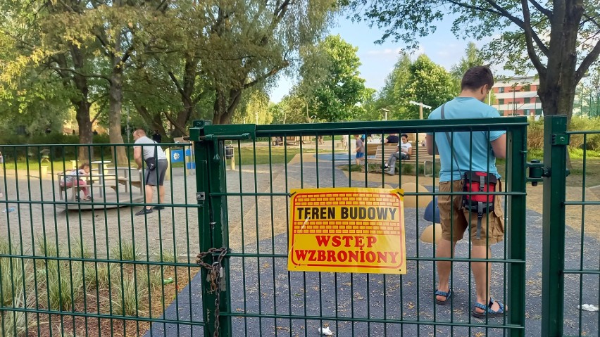 Kraków. Mnóstwo rodziców z dziećmi na zamkniętym placu zabaw w Parku Zaczarowanej Dorożki. Kiedy ZZM go odbierze?