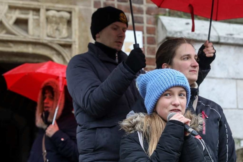 Protest na Rynku Głównym. Rodzice i uczniowie wsparli strajkujących nauczycieli [ZDJĘCIA]