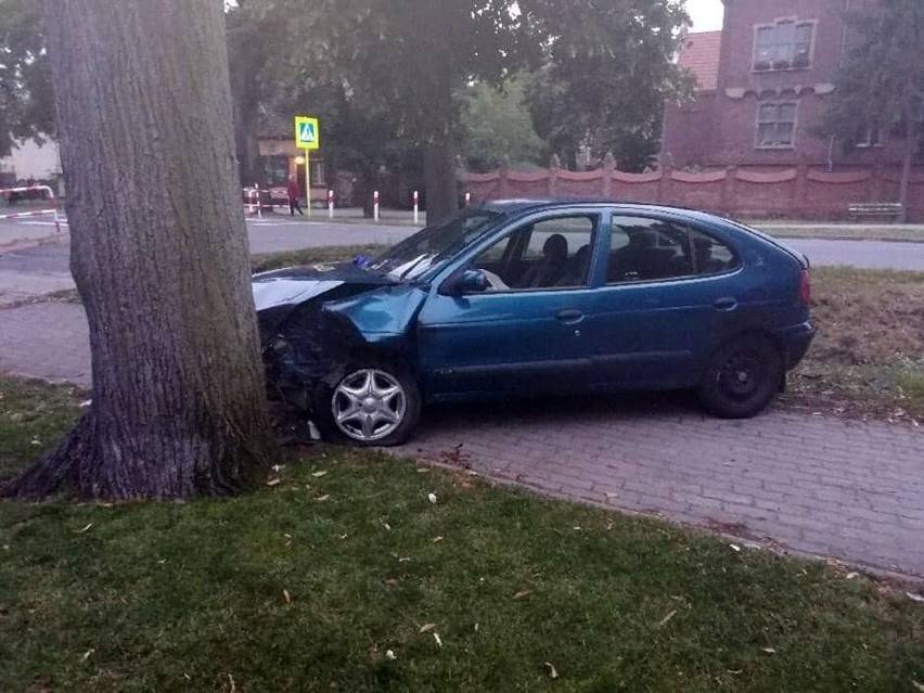 Kierowca rozbił auto na drzewie