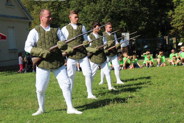 Grupa Rekonstrukcyjna III Okręgu Policji Państwowej Komisariat w Radomiu da pokaz sztuki władania bronią