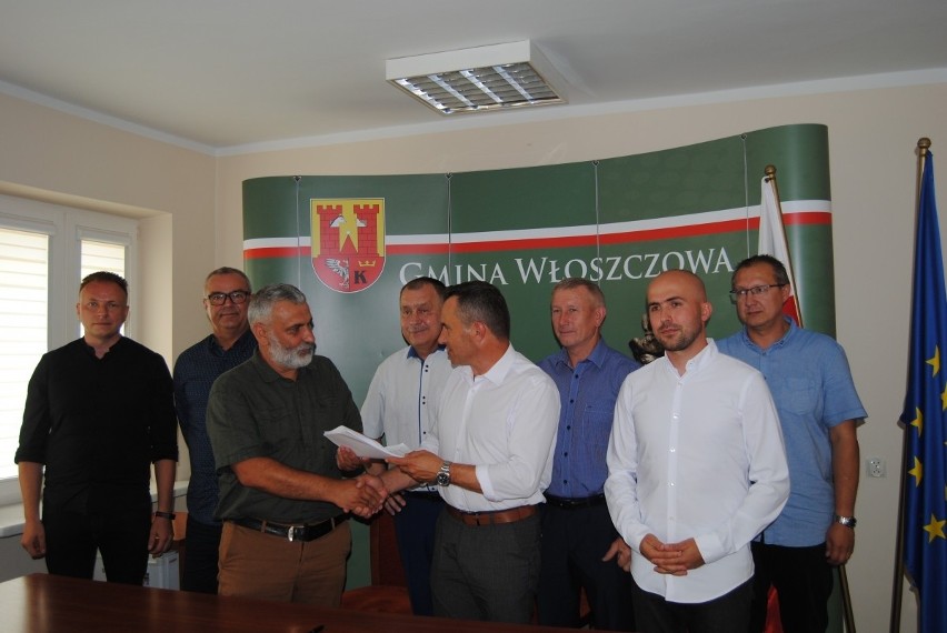 Gmina Włoszczowa wybuduje ponad 5 kilometrów sieci kanalizacyjnej w Koniecznie i w Kurzelowie. Umowa podpisana (ZDJĘCIA)