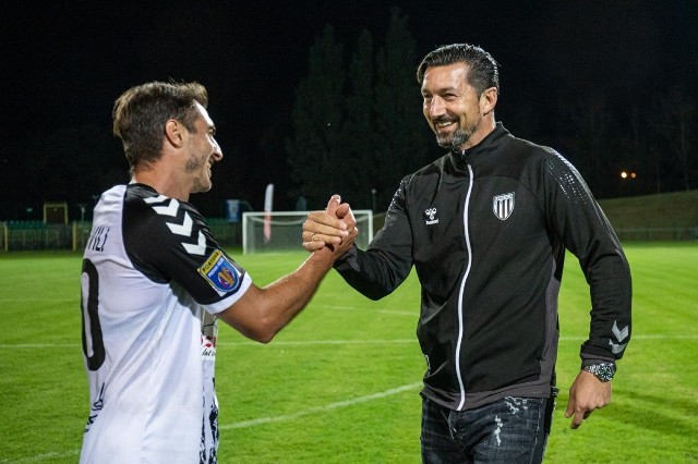 Dariusz Dudek w środę 31 sierpnia po raz ostatni poprowadził piłkarzy Sandecji. Był to mecz 1. rundy Pucharu Polski z Górnikiem Polkowice. Na zdjęciu szkoleniowiec dziękuje strzelcowi dwóch bramek Gruzinowi Merebaszwiliemu. Sądeczanie po dogrywce wygrali z drugoligowcem 3:1, a doświadczony zawodnik zdobył dwa gole