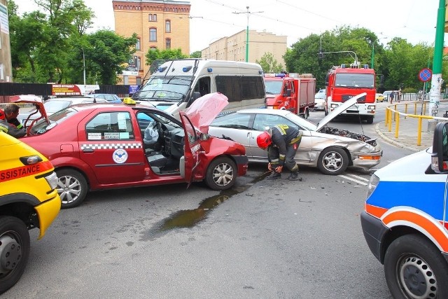 Wypadek na rogu Matejki i Grunwaldzkiej. Zderzenie forda z taksówką