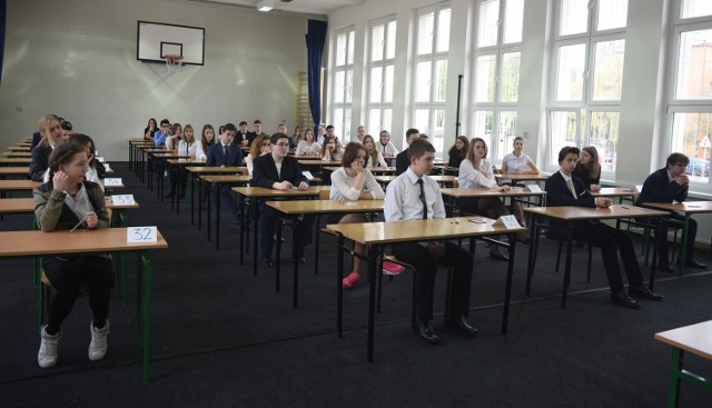 Nic tak dobrze nie pomaga w przygotowaniach do matury 2016 jak przeglądanie arkuszy maturalnych z poprzednich lat. Dla tych maturzystów, którzy nie wiedzą jakiego typu tematu wypracowania mogą się spodziewać na maturze 2016 przygotowaliśmy przegląd tematów z kilku poprzednich lat.