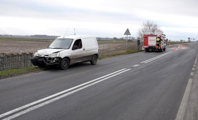 Do groźnego zdarzenia doszło wczoraj popołudniu w miejscowości Wolwark, na odcinku DW247. Kierowca dostawczego Peugeota z niewyjaśnionych przyczyn wjechał na wysepkę, ścinając dwa znaki drogowe. Prowadzącemu auto nic się nie stało. Podczas działania służb ratunkowych, ruch w miejscu zdarzenia odbywał się wahadłowo.Pogoda na dzień (30.11.2016) | KUJAWSKO-POMORSKIEŹródło: TVN Meteo Active
