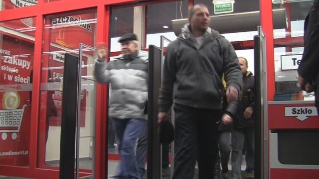 Kilkaset osób stało nawet kilka godzin w kolejce przed otwarciem drugie sklepu Media Markt w Szczecinie. Market wchodzi w skład Marcredo Center.