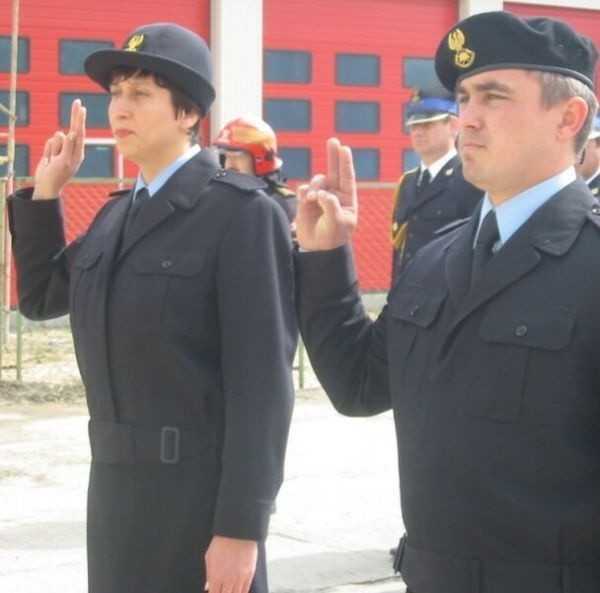 Ślubowanie dwóch nowo przyjętych strażaków - Bogusławy...