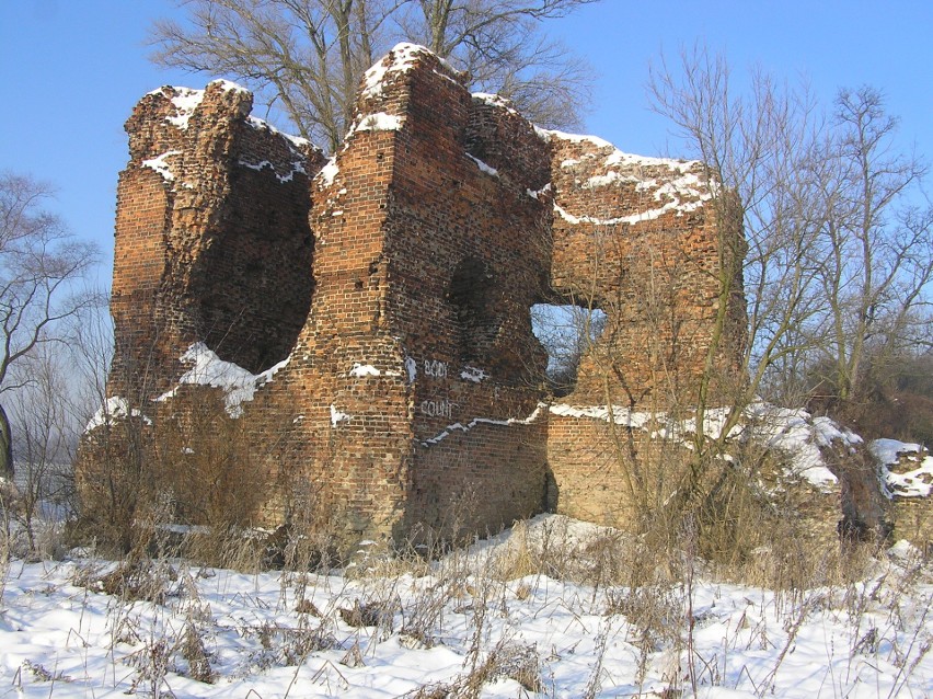 Ruiny zamku w Złotorii znajdują się w widłach Wisły i...