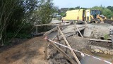 Budowa mostu na potoku Leśniówka w Myszkowie blisko finału. Układają górskie otoczaki