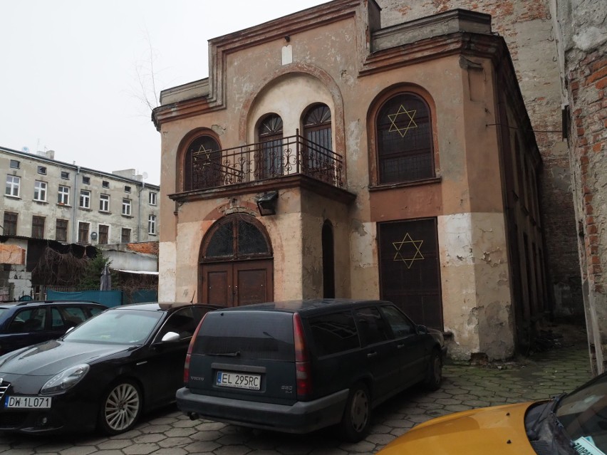 Zabytkowa synagoga Reicherów stoi na podwórku posesji z...