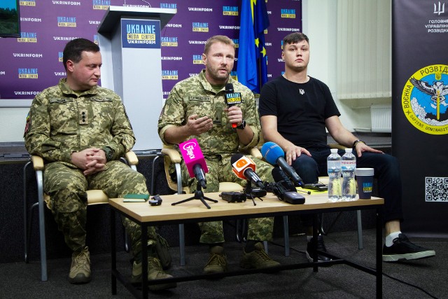 Maksym Kuźminow (pierwszy z prawej) podczas konferencji prasowej z udziałem przedstawicieli wywiadu wojskowego Ukrainy, wrzesień 2023