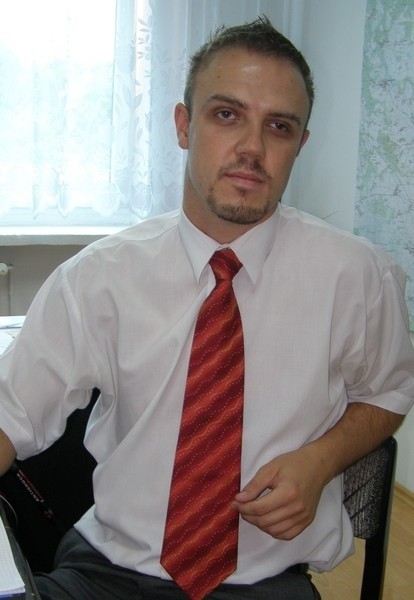 Damian Piątek jest zastępcą dyrektora Powiatowego Urzędu Pracy. Pracuje na tym stanowisku od pięciu lat. Jest głogowianinem, ma 30 lat.