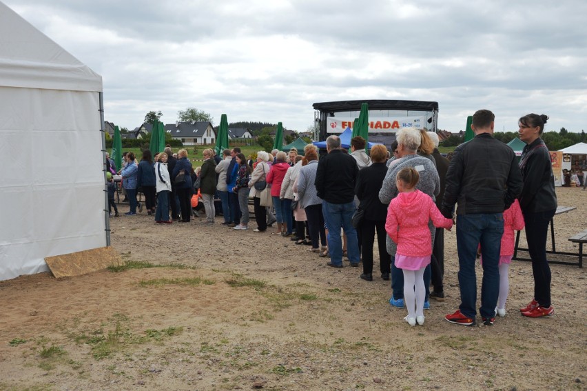 Bytów. Trwa 18. Filipiada. Olbrzymia kolejka po świeże pączki (zdjęcia)